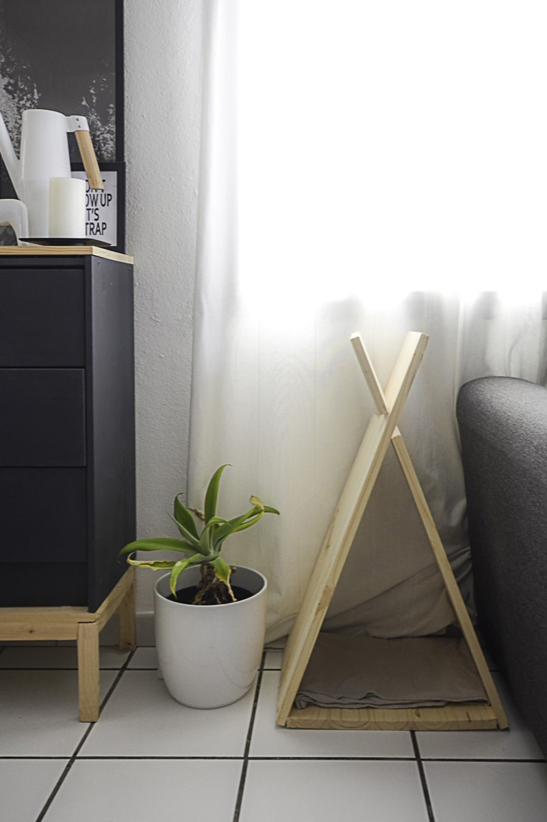 Tipi pour chat posé en bout de canapé