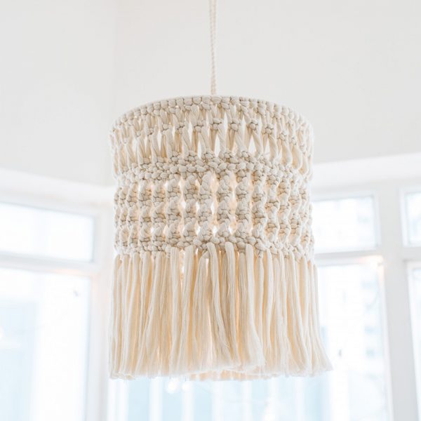 Suspension lumineuse en macramé