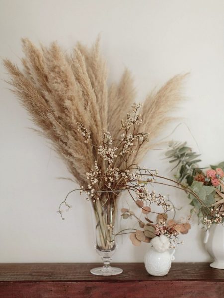 Herbe de la pampa dans un décor floral